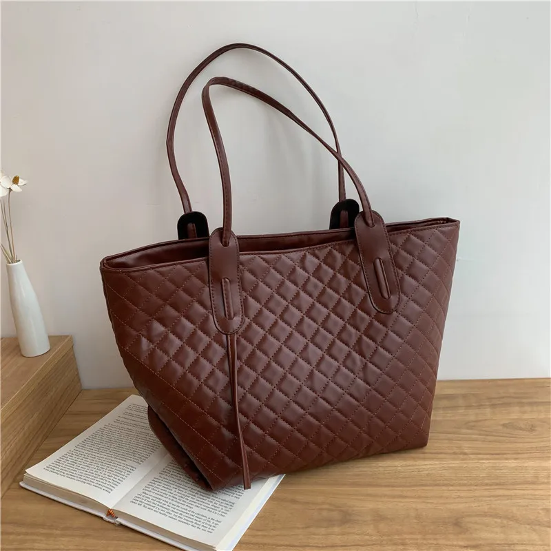 2022 New Fashion Bags for Women Solid Color Leather Lingge Handbags Casual Large-capacity Women's Shoulder Bag Bolsa Infantil
2022 New Fashion Bags for Women Solid Color Leather Lingge Handbags Casual Large-capacity Women's Shoulder Bag Bolsa Infantil