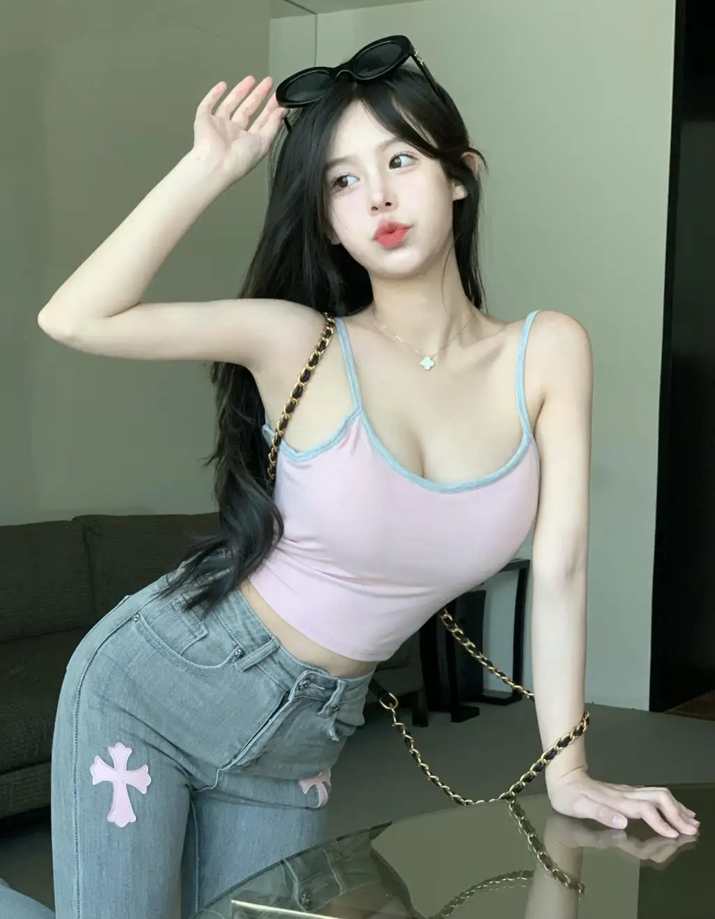 2022Sleeveless short camisole women's summer self-cultivation button inner and outer wear net red temperament small sling
2022Sleeveless short camisole women's summer self-cultivation button inner and outer wear net red temperament small sling