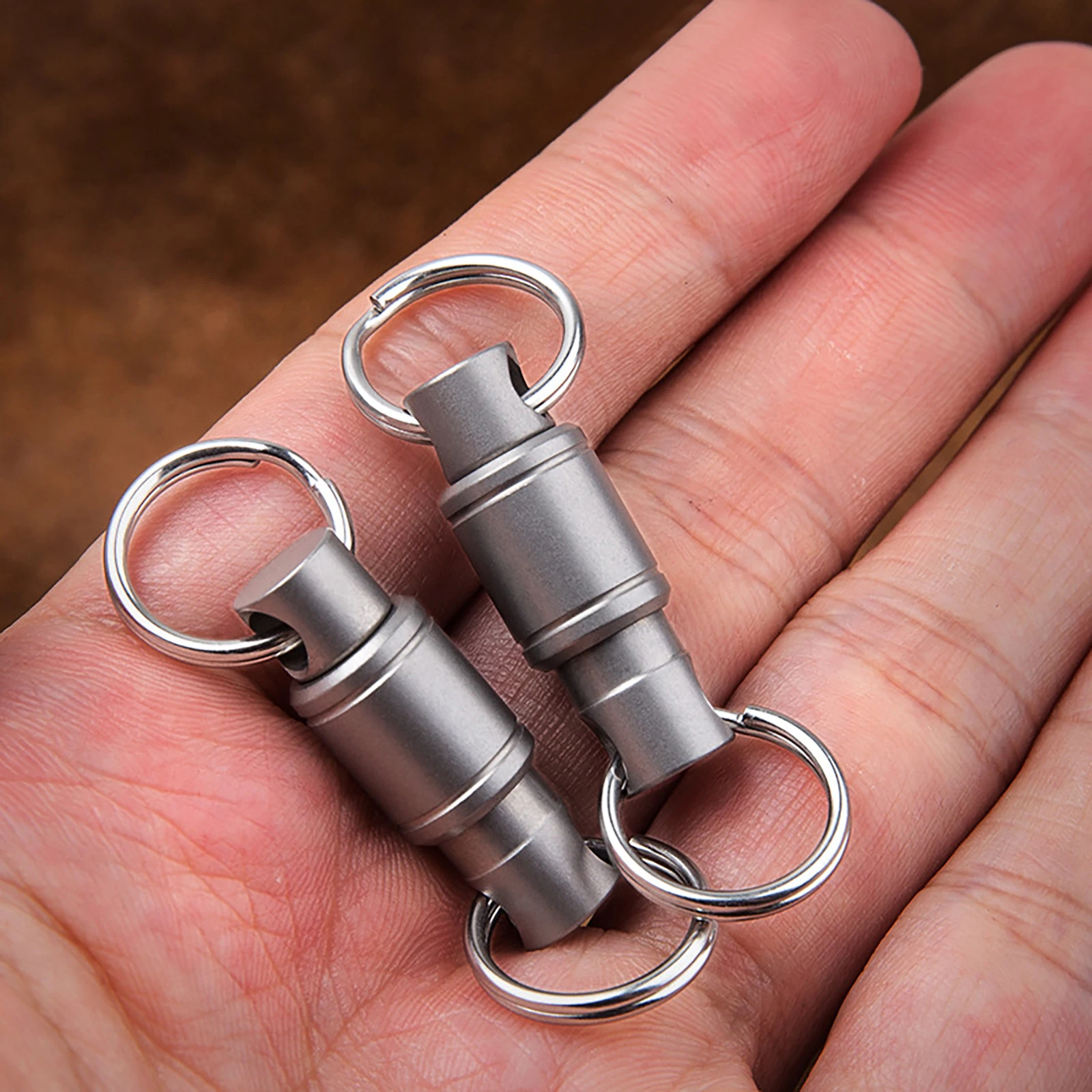 1 PC EDC Outdoor Tools Titanium Metal Rotating Portable Keychain Car Locomotive Quick Release Keychain
1 PC EDC Outdoor Tools Titanium Metal Rotating Portable Keychain Car Locomotive Quick Release Keychain