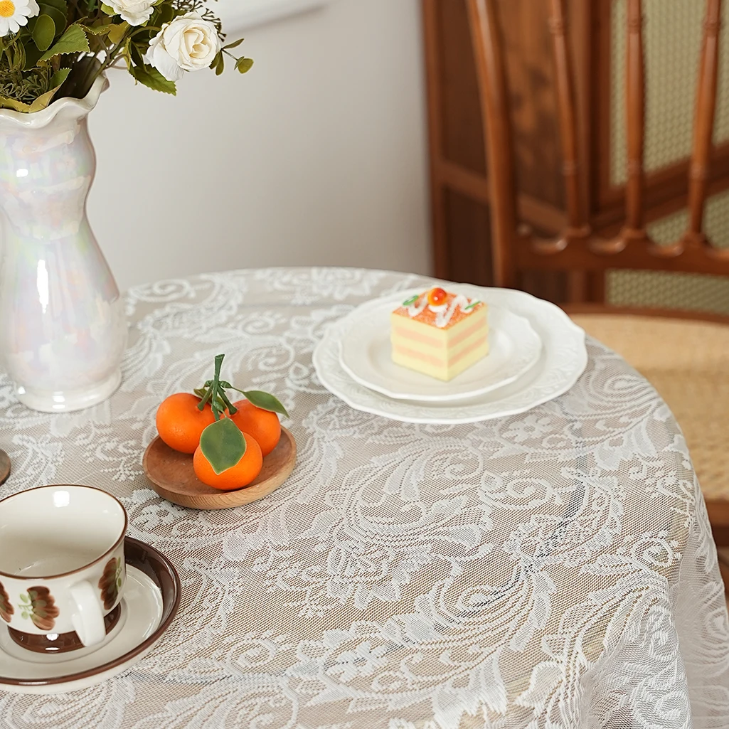 Французская кружевная скатерть из полиэстера 
Французская кружевная скатерть из полиэстера