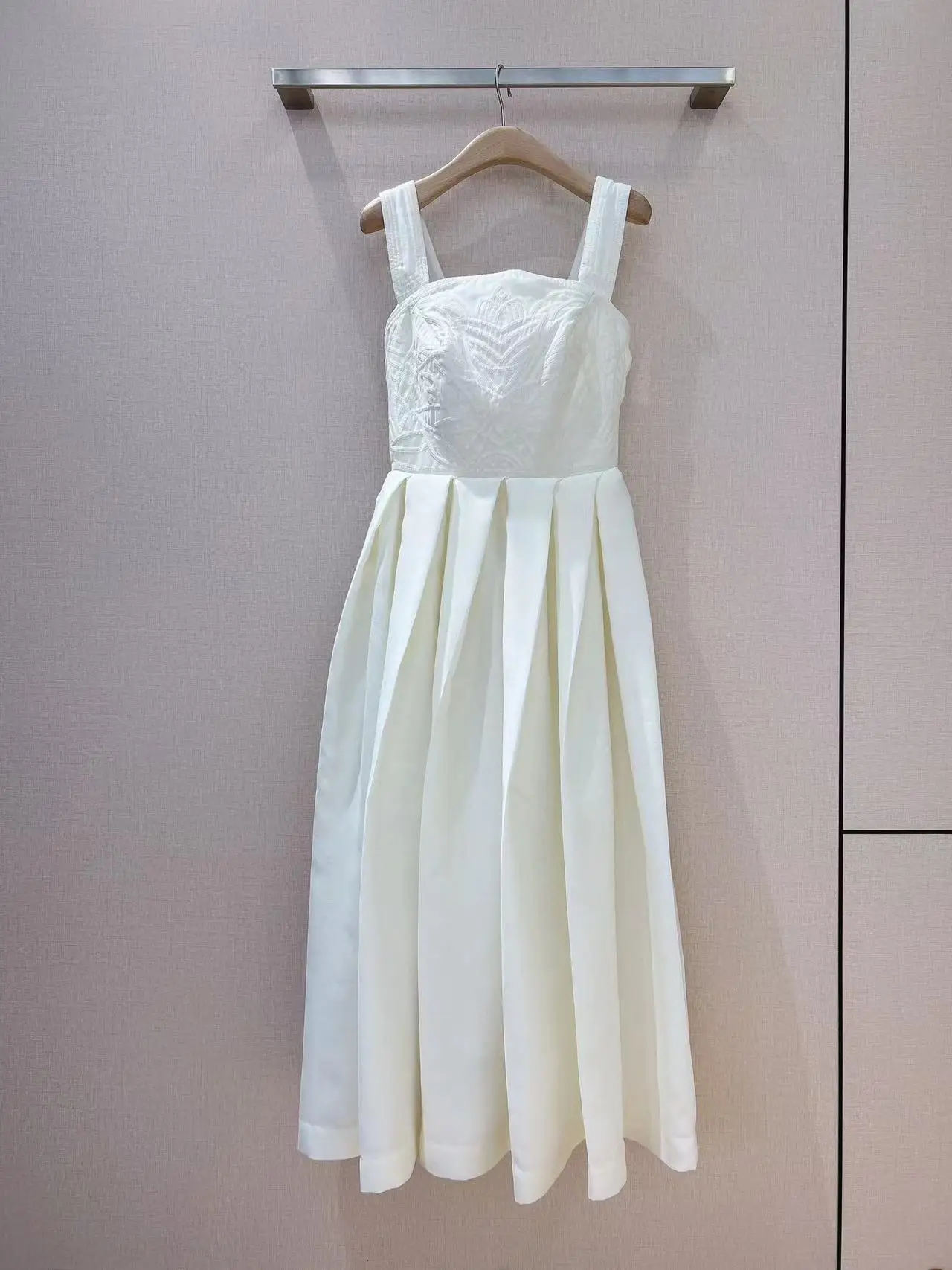 Fyion 2022 Summer Women's Runway Designer Vintage Embroidery Long Dress Sleeveless High Quality Hot Dresses
Fyion 2022 Summer Women's Runway Designer Vintage Embroidery Long Dress Sleeveless High Quality Hot Dresses