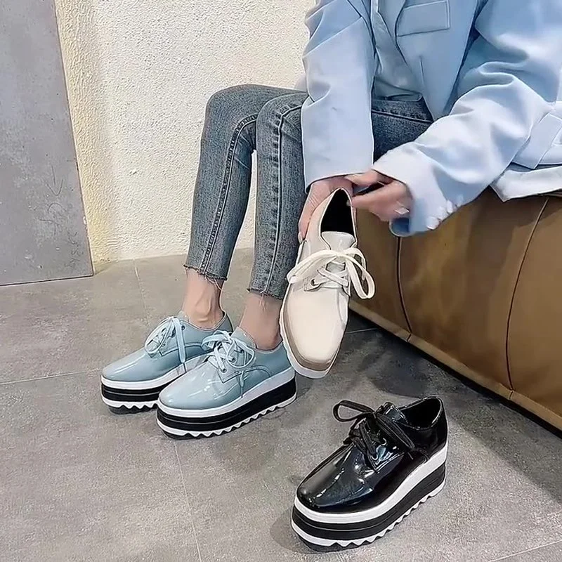 Женские туфли-Броги из лакированной кожи, на плоской платформе, со шнуровкой, на толстой танкетке, весна-осень 2022
Женские туфли-Броги из лакированной кожи, на плоской платформе, со шнуровкой, на толстой танкетке, весна-осень 2022