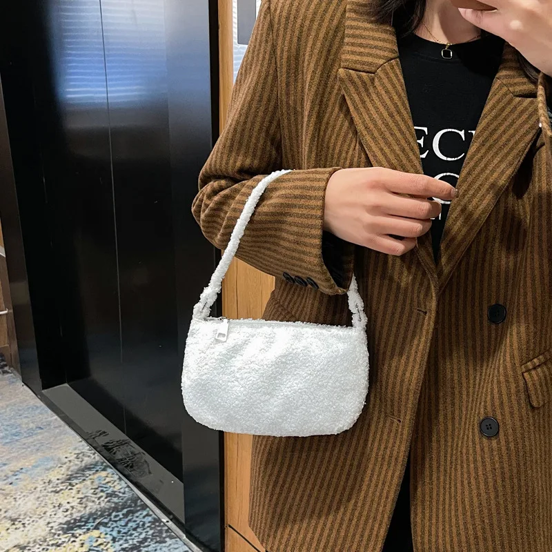 Retro Plush Bag High Capacity Lambswool Handbag 2021 New Autumn and Winter Cute One Shoulder Messenger Bag Make Up Bag Satchels
Retro Plush Bag High Capacity Lambswool Handbag 2021 New Autumn and Winter Cute One Shoulder Messenger Bag Make Up Bag Satchels