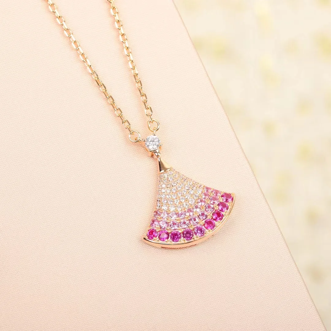 925 Sterling Silver 18K Gold Plated Skirt Pendant Necklace Choker Fashion Brand Classic European Luxury Jewelry for Women Gifts
925 Sterling Silver 18K Gold Plated Skirt Pendant Necklace Choker Fashion Brand Classic European Luxury Jewelry for Women Gifts