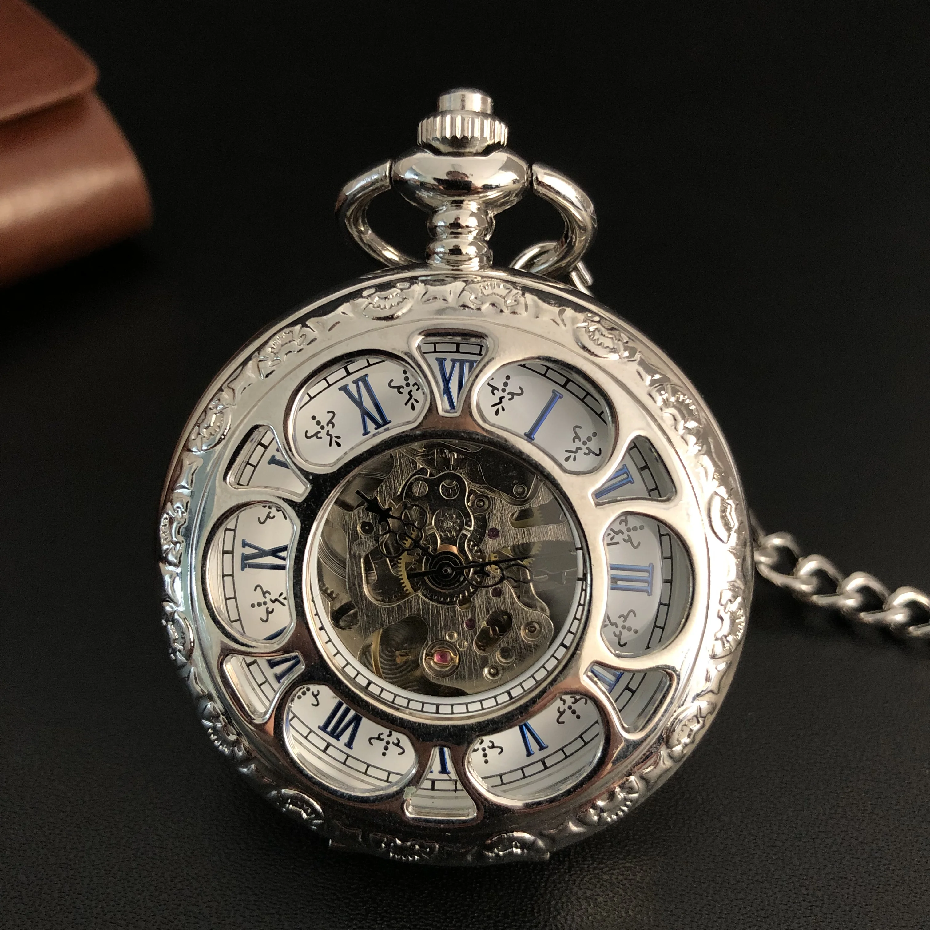 Новое поступление, Механические карманные часы с двойным открытым цветком и резным ветром, ожерелье с подвеской, подарки для женщин или муж...
Новое поступление, Механические карманные часы с двойным открытым цветком и резным ветром, ожерелье с подвеской, подарки для женщин или муж...