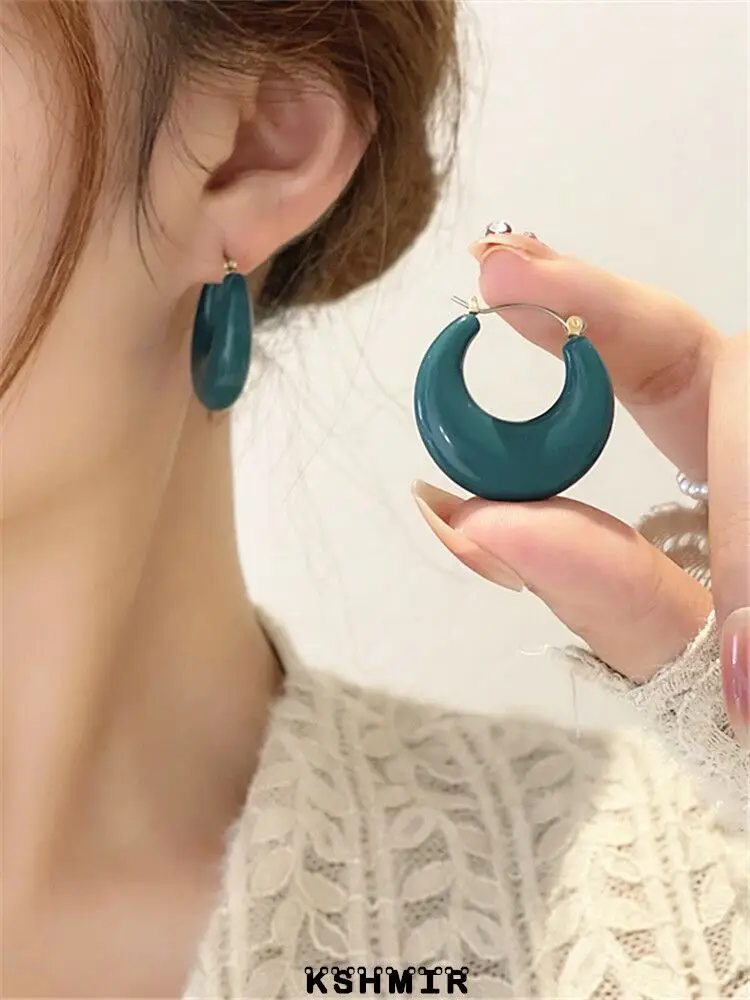 Retro Hong Kong style personality fashion geometric earrings temperament elegant lady ear buckle 2022 trendy earrings
Retro Hong Kong style personality fashion geometric earrings temperament elegant lady ear buckle 2022 trendy earrings