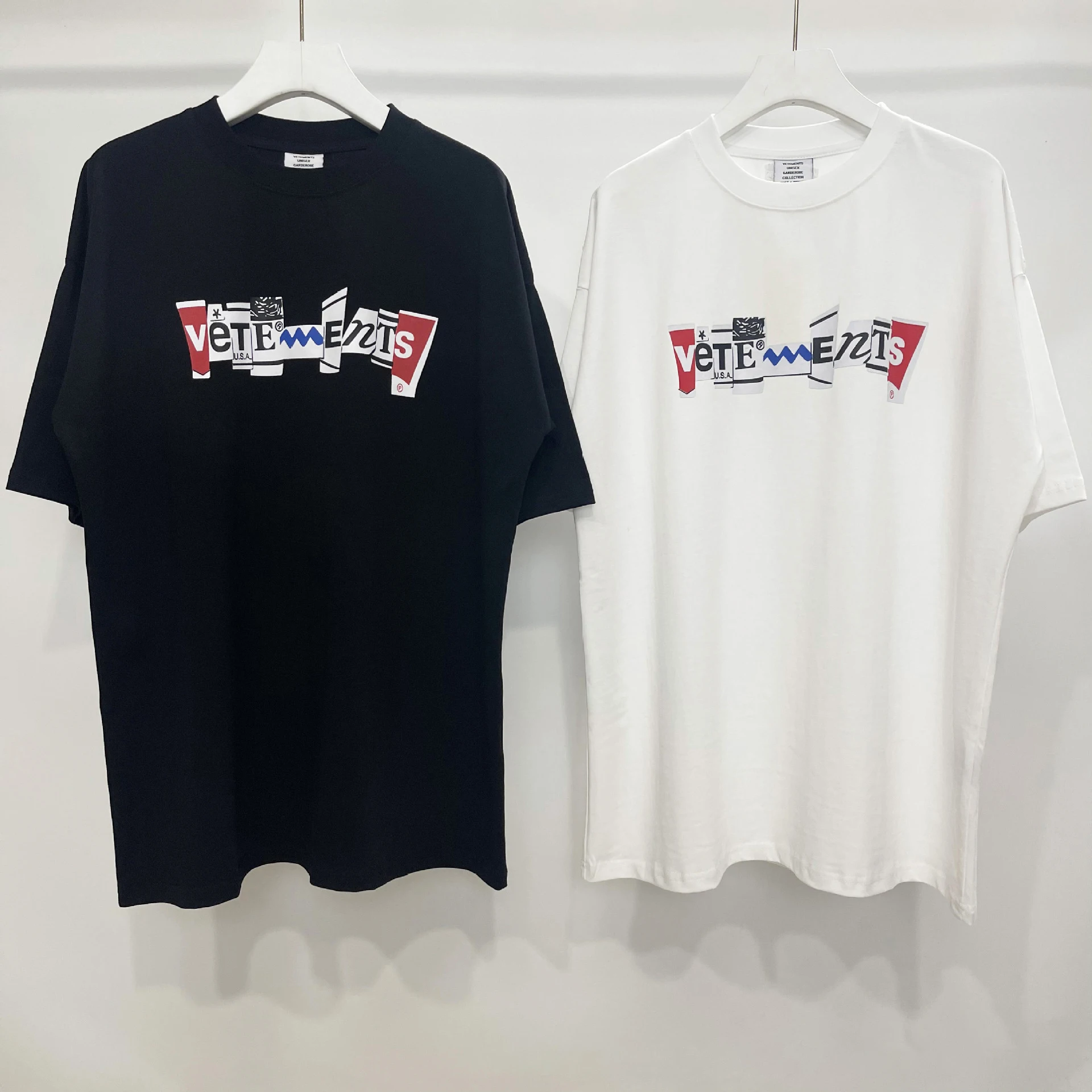 2023 SS New Stitching Letter Printing T-shirt Oversize Street Casual VETEMENTS Men's and Women's Short-sleeved
2023 SS New Stitching Letter Printing T-shirt Oversize Street Casual VETEMENTS Men's and Women's Short-sleeved