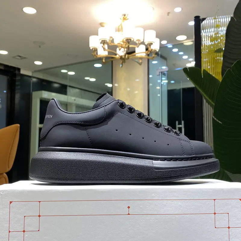 Luxury McQueen small white shoes 2022 summer new men's and women's leather sneakers thick-soled wild couple running
Luxury McQueen small white shoes 2022 summer new men's and women's leather sneakers thick-soled wild couple running