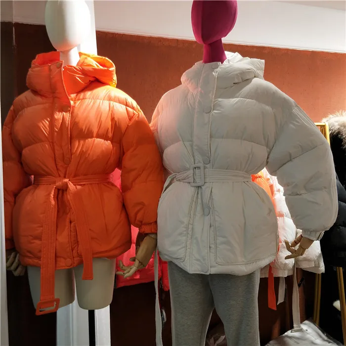 2022 New Down Coat Winter Women's Warm Bread Clothes White Duck Down Jacket For Woman Short Casual With Waist Belt Outer Wear
2022 New Down Coat Winter Women's Warm Bread Clothes White Duck Down Jacket For Woman Short Casual With Waist Belt Outer Wear