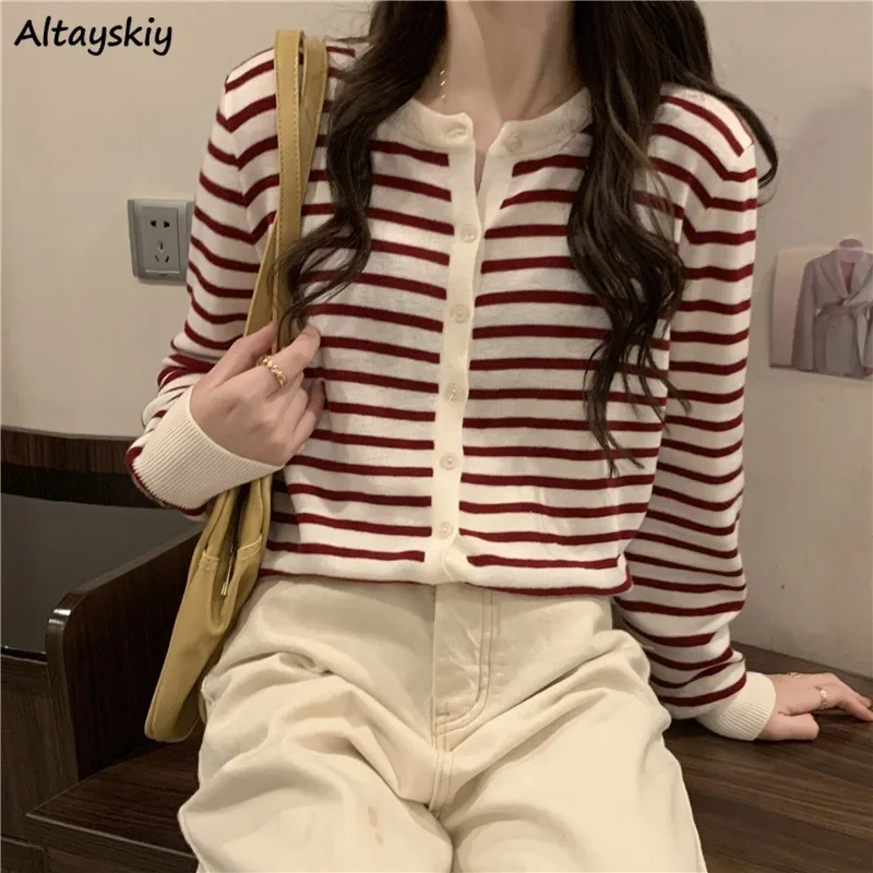 Cardigan Women Striped Loose-fitting O-neck Knitted Sweaters Student All-match Simple Ulzzang Soft Trendy Casual Chic sweet 
Cardigan Women Striped Loose-fitting O-neck Knitted Sweaters Student All-match Simple Ulzzang Soft Trendy Casual Chic sweet