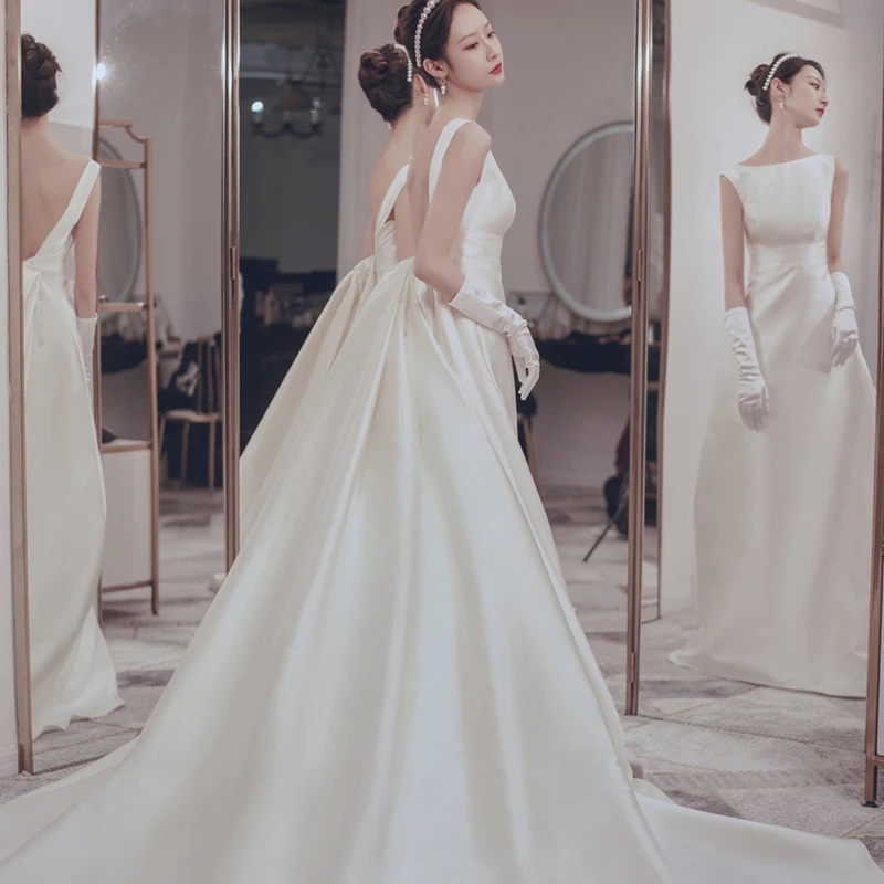 Korea Ivory Elegant Satin Boat Neck Simple Sleeveless Journey Sweep Train Backless ウエディングドレス Wedding Dress Gown Bridal
Korea Ivory Elegant Satin Boat Neck Simple Sleeveless Journey Sweep Train Backless ウエディングドレス Wedding Dress Gown Bridal