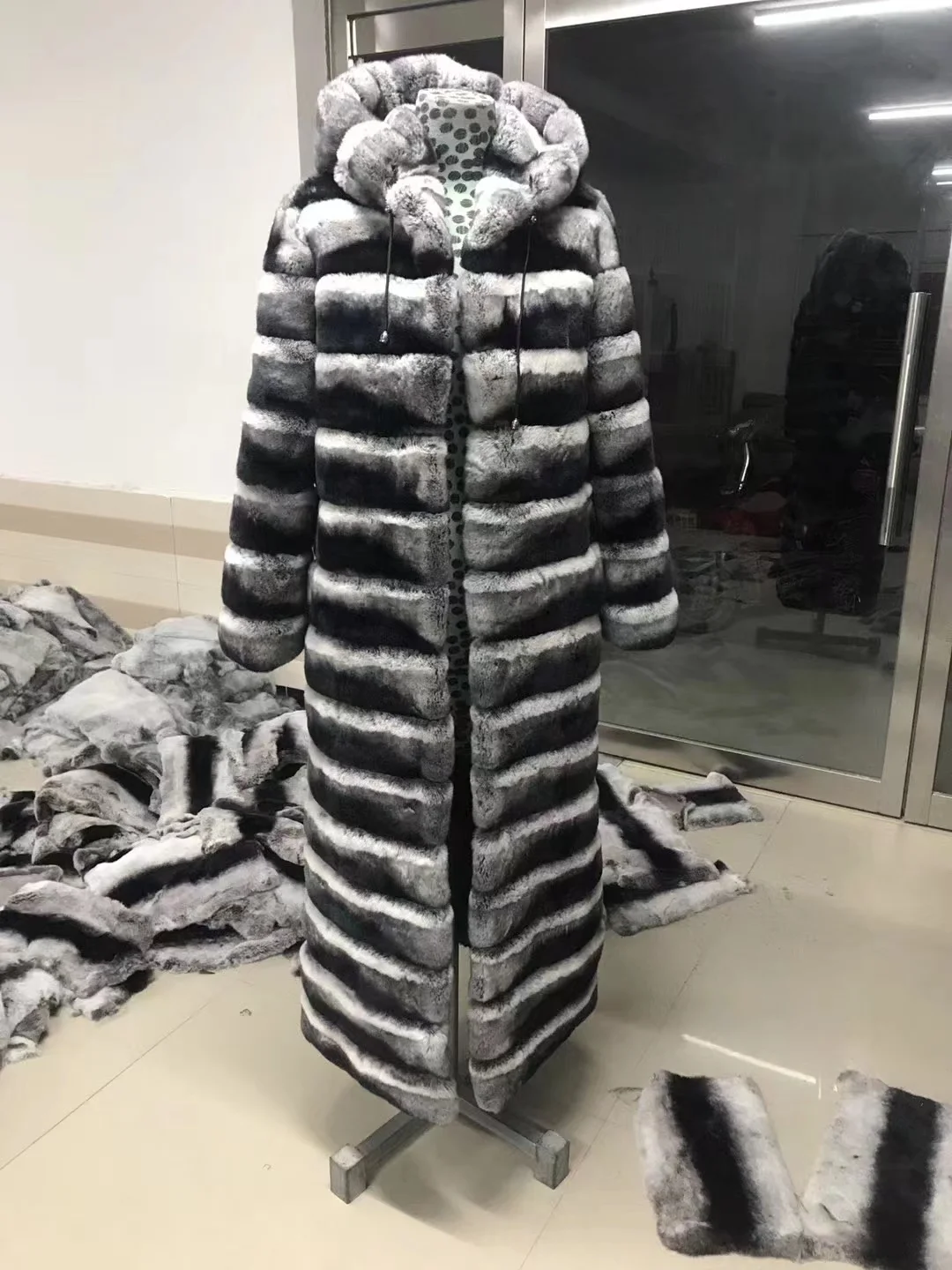 Women's Chinchilla Striped Jacket 2023 new extended Rex Rabbit fur coat winter thickened fur fashion 120CM clothes fur
Women's Chinchilla Striped Jacket 2023 new extended Rex Rabbit fur coat winter thickened fur fashion 120CM clothes fur