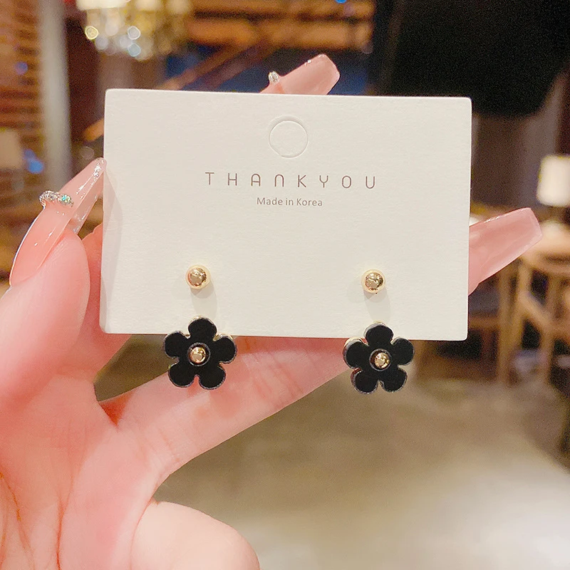 MOWAMUA Black Acrylic Flower Earrings Charm Cute Punk Gothic Ear Drop South Korea Women's Jewelry and Accessories New Trend 2022
MOWAMUA Black Acrylic Flower Earrings Charm Cute Punk Gothic Ear Drop South Korea Women's Jewelry and Accessories New Trend 2022