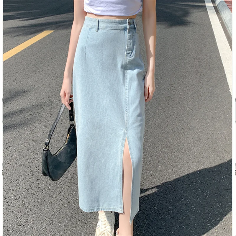 Женская джинсовая юбка средней длины, с разрезом 
Женская джинсовая юбка средней длины, с разрезом