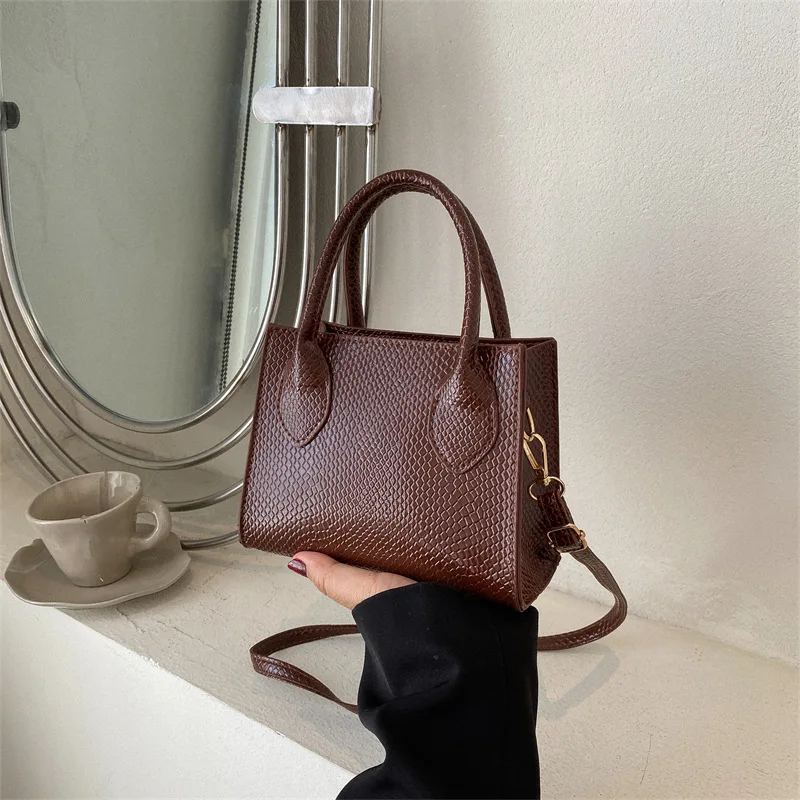 Fashion Mini Square Bag 2022 New Vintage Handbag Literary Crowds Shoulder Messenger Bag PU Leather Luxury Crossbody Bags
Fashion Mini Square Bag 2022 New Vintage Handbag Literary Crowds Shoulder Messenger Bag PU Leather Luxury Crossbody Bags