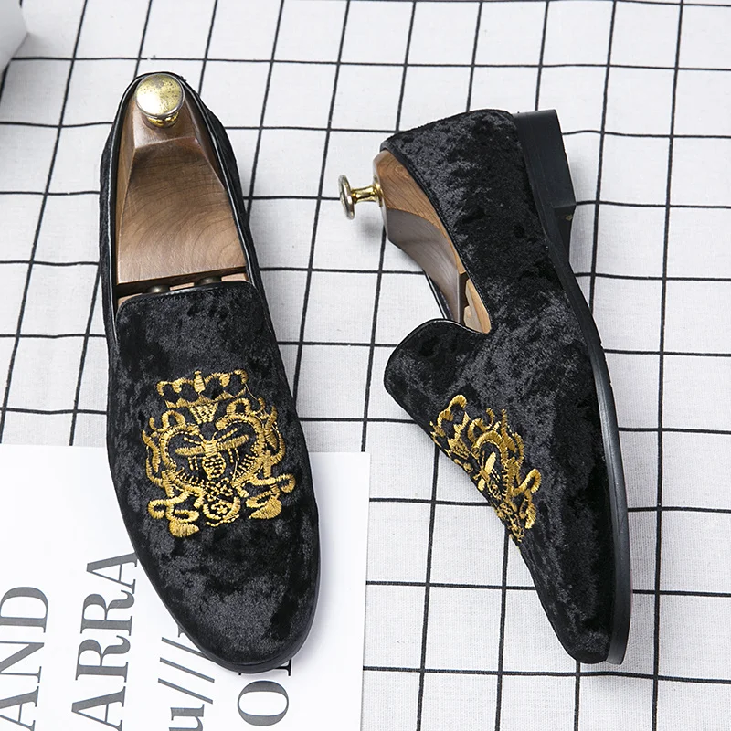 Moccasins Shoes Suede Leather Shoes Zapatos Wedding Dress Shoes Casual Men Loafers New Big Size Lazy Peas Shoes Embroidery 
Moccasins Shoes Suede Leather Shoes Zapatos Wedding Dress Shoes Casual Men Loafers New Big Size Lazy Peas Shoes Embroidery