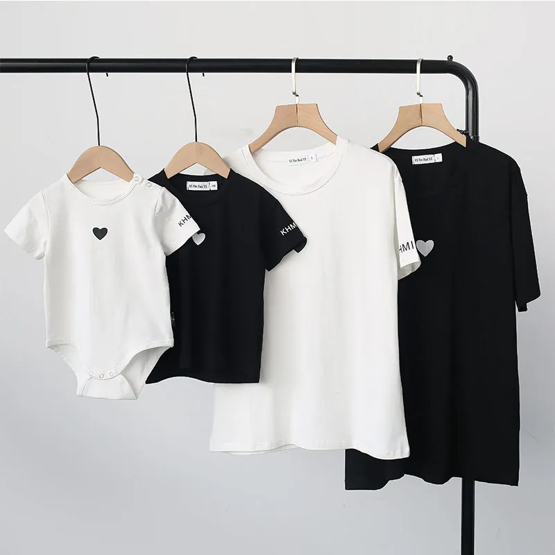 

Летние футболки для родителей и детей, повседневная детская одежда, Корейская новая семейная одежда, топ для отдыха с короткими рукавами и надписью «Love», 2023