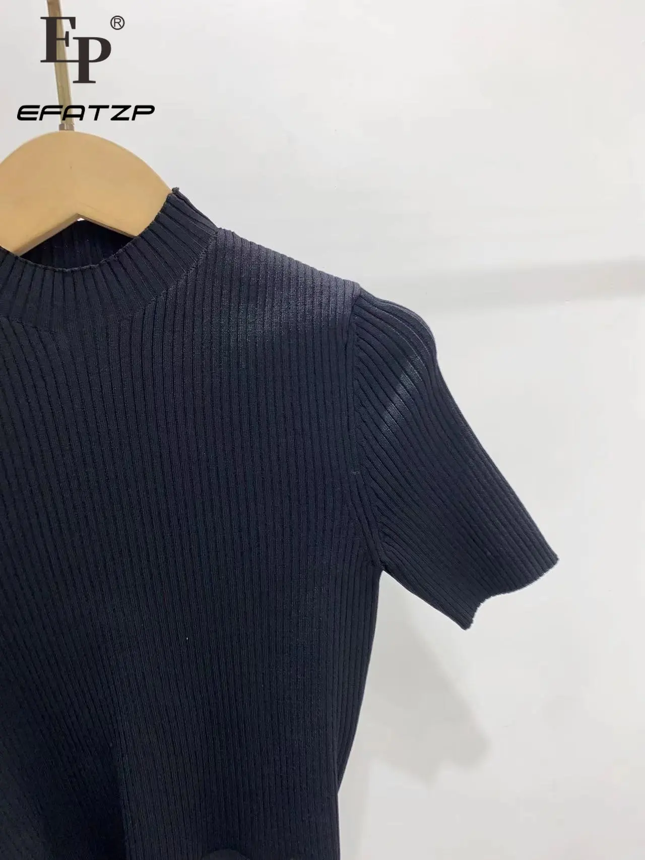 Black Short Sleeve Knitted Pullover 2023 Spring New Women's Wear Design Feels Thin Pullover Casual Sweater
Black Short Sleeve Knitted Pullover 2023 Spring New Women's Wear Design Feels Thin Pullover Casual Sweater