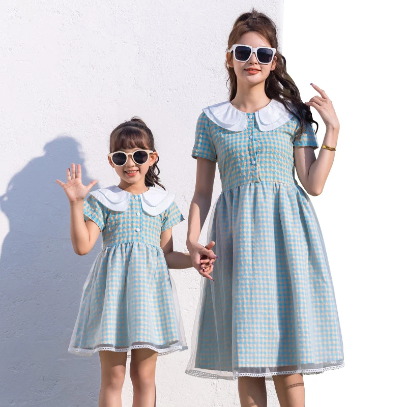 

2022 летняя одежда клетчатое платье для мамы и дочки Одинаковая одежда для всей семьи сетчатая одежда для мамы и дочки платья для мам и детей
