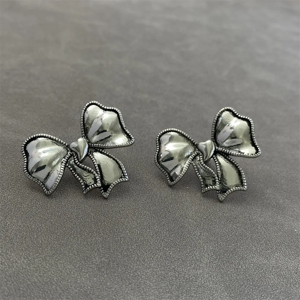 Fever Same Style 2023 Korean New Exquisite Bow Pearl Stud Earrings for Women Heart Shape Anime Earring Girl Temperament Jewelry
Fever Same Style 2023 Korean New Exquisite Bow Pearl Stud Earrings for Women Heart Shape Anime Earring Girl Temperament Jewelry