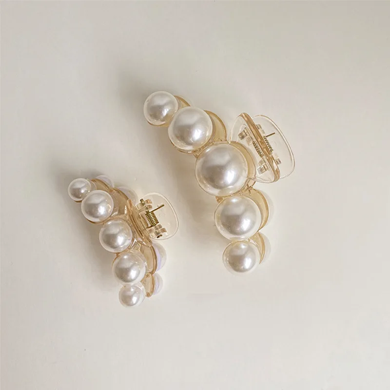 Korean Ins Pearl Hair Clip With Girl's Back Head 
Korean Ins Pearl Hair Clip With Girl's Back Head