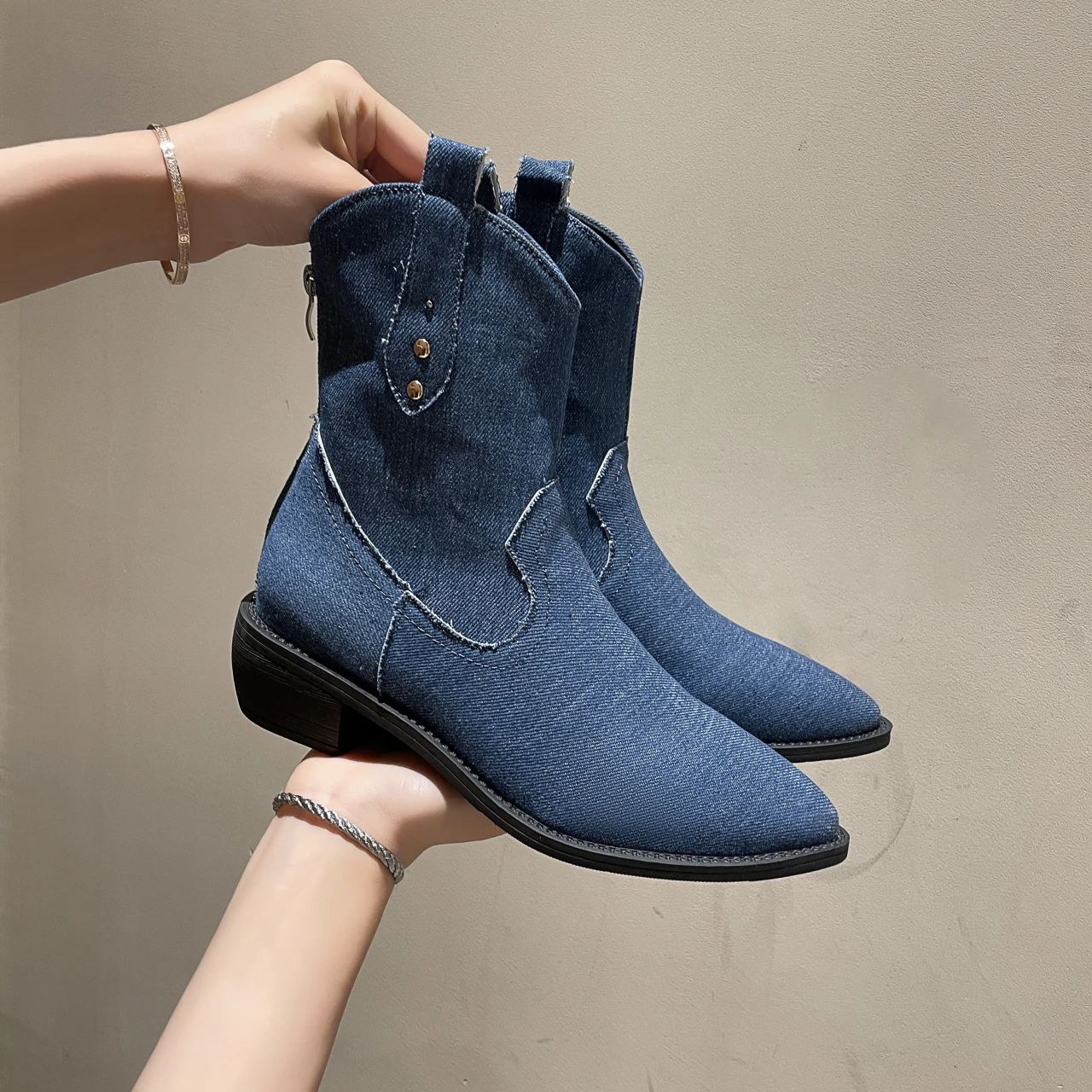 Autumn Women Ankle Boots Thick Heel Denim Boots 2023 New Pointed High Heels Shoes Mid-heel Fashion Cowboy Short Boots Mujer
Autumn Women Ankle Boots Thick Heel Denim Boots 2023 New Pointed High Heels Shoes Mid-heel Fashion Cowboy Short Boots Mujer