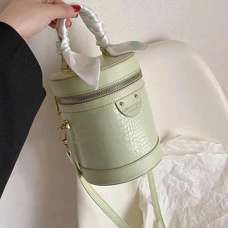 Шелковый шарф с ручкой в форме бочонка, женские сумки 2022, летняя Модная брендовая маленькая милая женская сумка через плечо из искусственно...
Шелковый шарф с ручкой в форме бочонка, женские сумки 2022, летняя Модная брендовая маленькая милая женская сумка через плечо из искусственно...