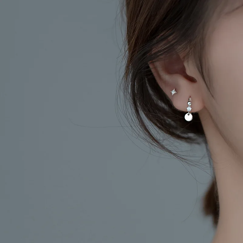 925 Sterling Silver Temperament Lady Single Diamond Round Ear Buckle Geometric Ear Jewelry Fine Jewelry Accessories
925 Sterling Silver Temperament Lady Single Diamond Round Ear Buckle Geometric Ear Jewelry Fine Jewelry Accessories