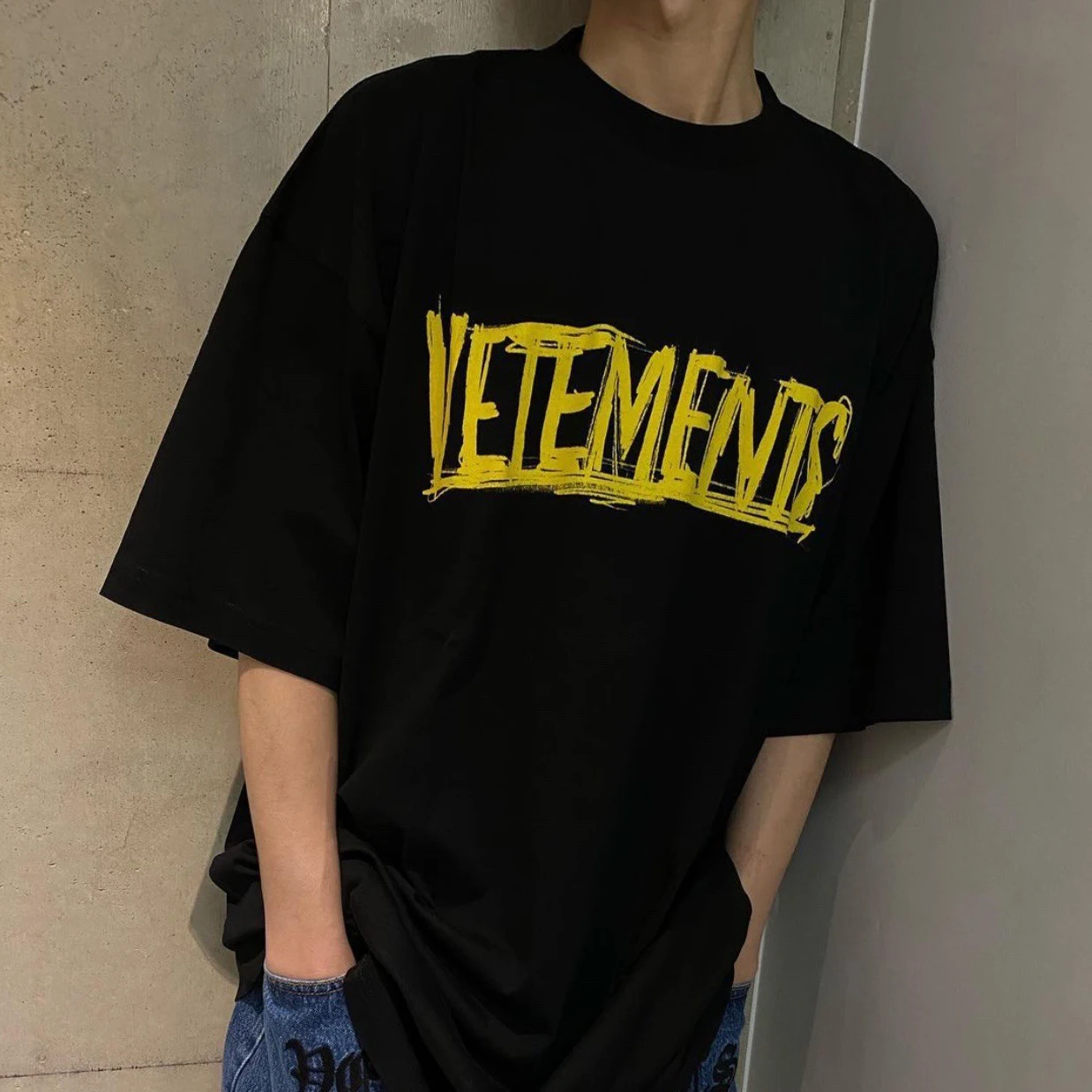 Oversized Vetements 1:1 High Quality Yellow Graffiti Letters Loose Men's and Women's Short-sleeved T-shirt Bottoming Shirt 
Oversized Vetements 1:1 High Quality Yellow Graffiti Letters Loose Men's and Women's Short-sleeved T-shirt Bottoming Shirt
