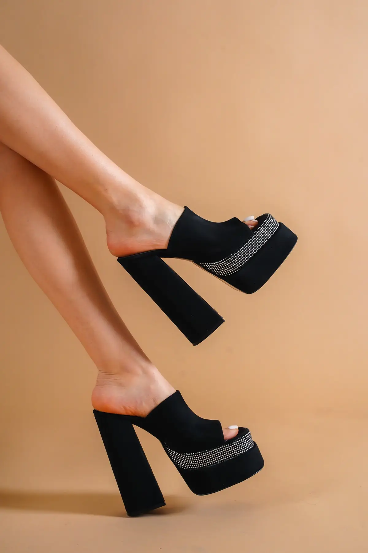 Женская Черная замшевая обувь на платформе
Женская Черная замшевая обувь на платформе