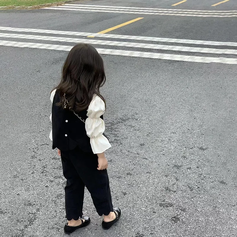 Комплект детской одежды из 3 предметов, Новинка весна-осень 2023, корейский жилет с вышивкой для девочек + рубашка с рукавами-фонариками + кружевные брюки, наряды
Комплект детской одежды из 3 предметов, Новинка весна-осень 2023, корейский жилет с вышивкой для девочек + рубашка с рукавами-фонариками + кружевные брюки, наряды