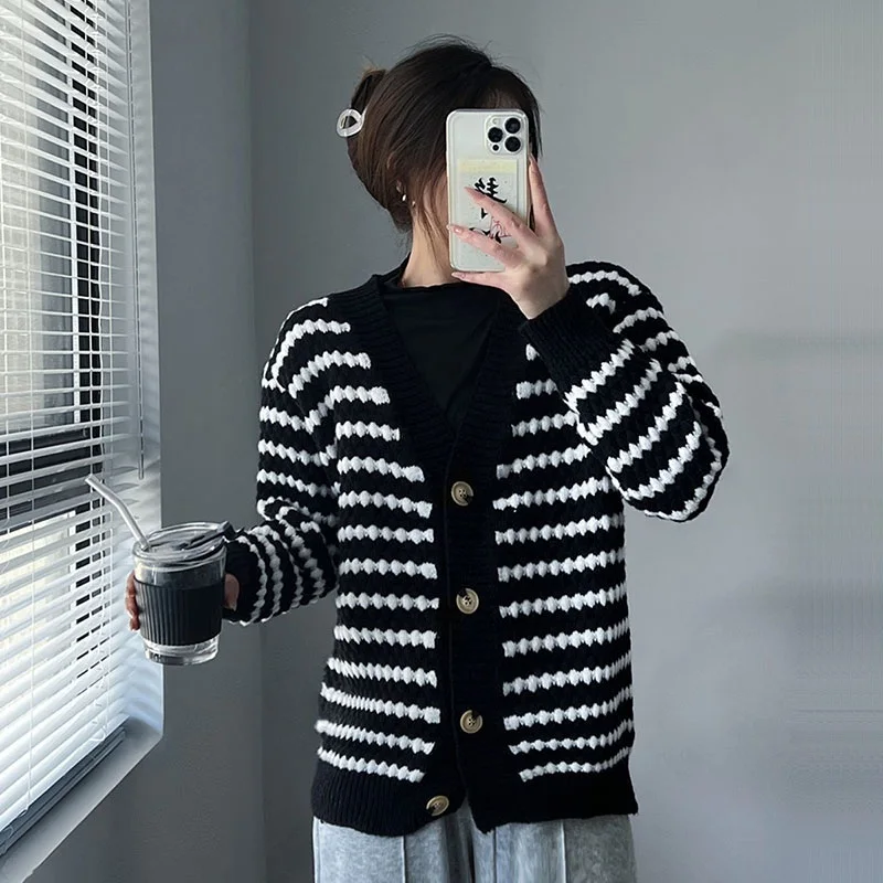 Vintage Contrast Color Stripe Knitted Sweater Jacket Autumn Winter Women Fashion V-neck Single-breasted Knitwear Cardigan Mujer
Vintage Contrast Color Stripe Knitted Sweater Jacket Autumn Winter Women Fashion V-neck Single-breasted Knitwear Cardigan Mujer