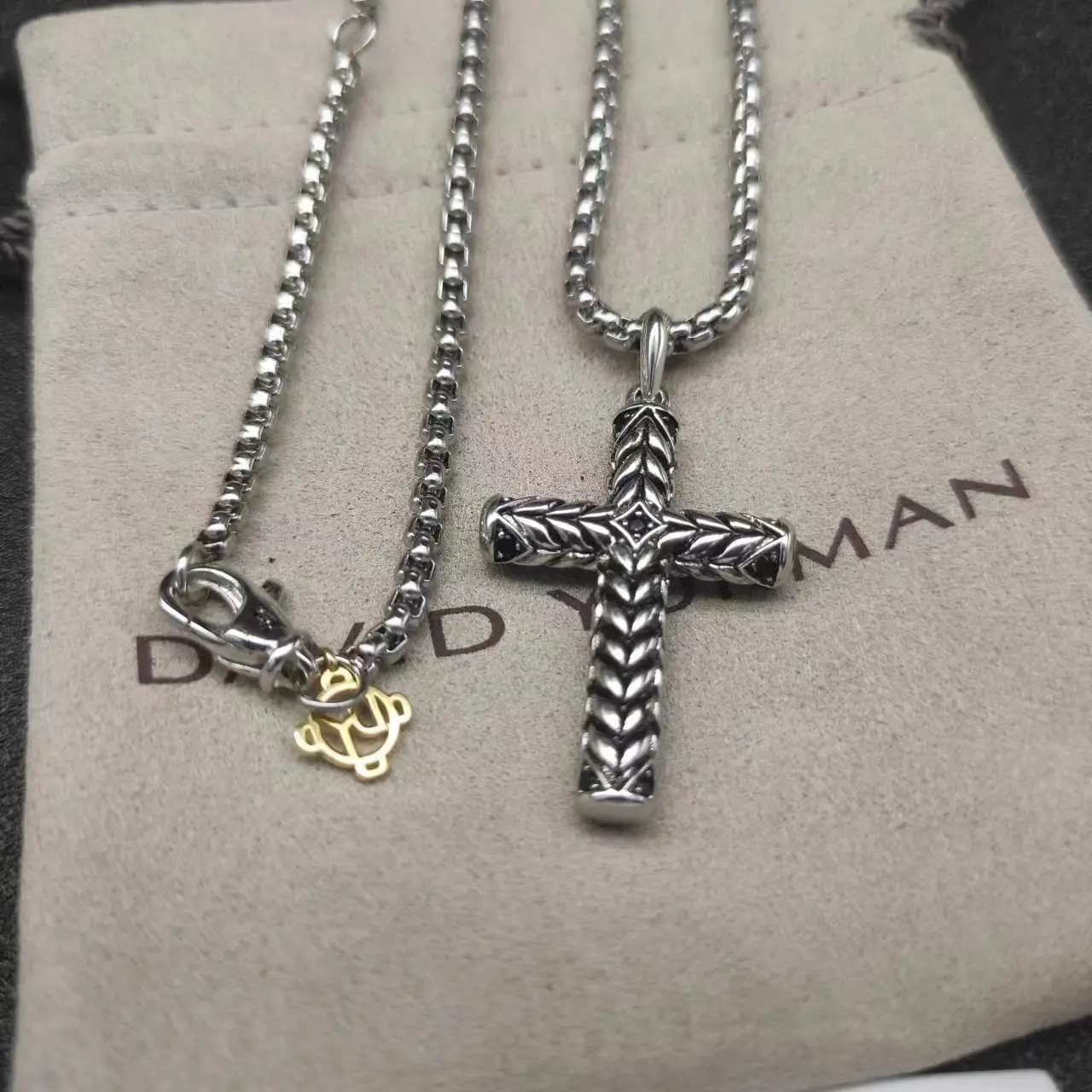 Ожерелье David Yurman с подвеской-крестом в виде шеврона из стерлингового серебра
Ожерелье David Yurman с подвеской-крестом в виде шеврона из стерлингового серебра