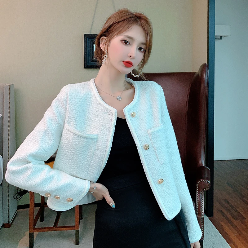 Autumn Winter Fashion White Tweed Woolen Jackets Coat 2022 New Chic Women Golden Button Pockets Long Sleeve Short Slim Outerwear
Autumn Winter Fashion White Tweed Woolen Jackets Coat 2022 New Chic Women Golden Button Pockets Long Sleeve Short Slim Outerwear
