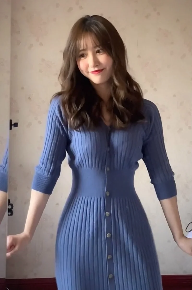 Женское трикотажное платье-свитер средней длины, с длинным рукавом и V-образным вырезом
Женское трикотажное платье-свитер средней длины, с длинным рукавом и V-образным вырезом