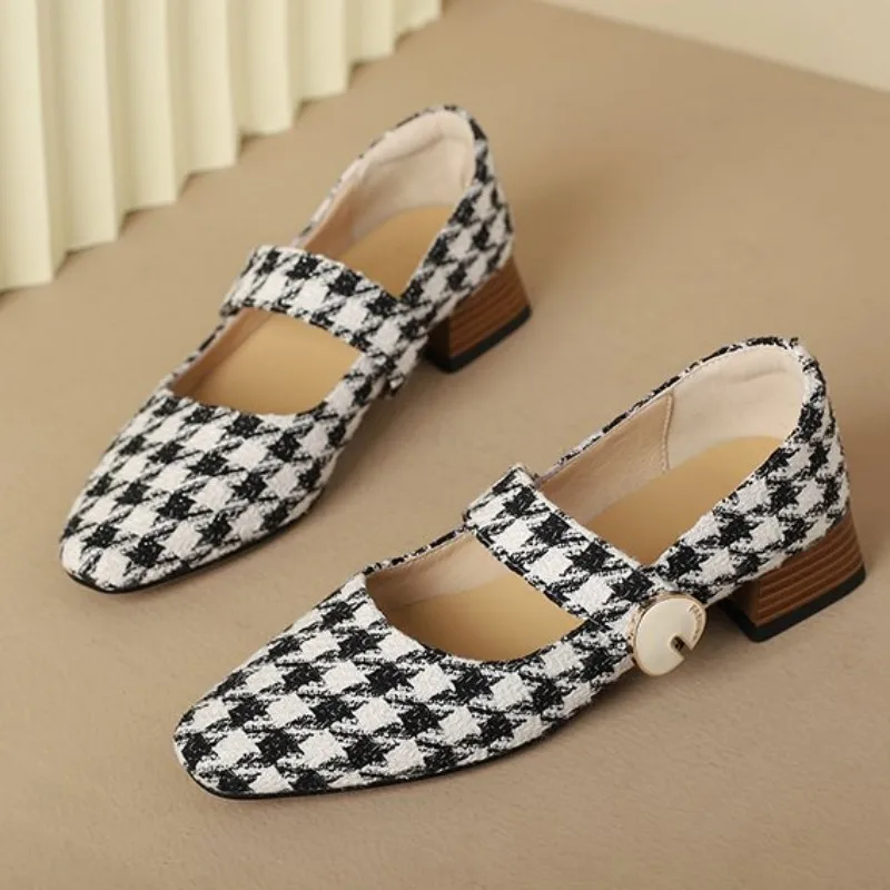 Женские сетчатые сандалии на среднем каблуке, с острым носком
Женские сетчатые сандалии на среднем каблуке, с острым носком