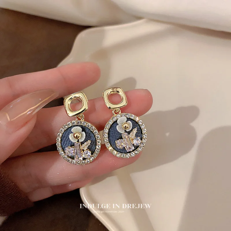 Silver Needle Flower Diamond Earrings Korean Fashion Crystal Double Circle Temperament Personality Geometric
Silver Needle Flower Diamond Earrings Korean Fashion Crystal Double Circle Temperament Personality Geometric