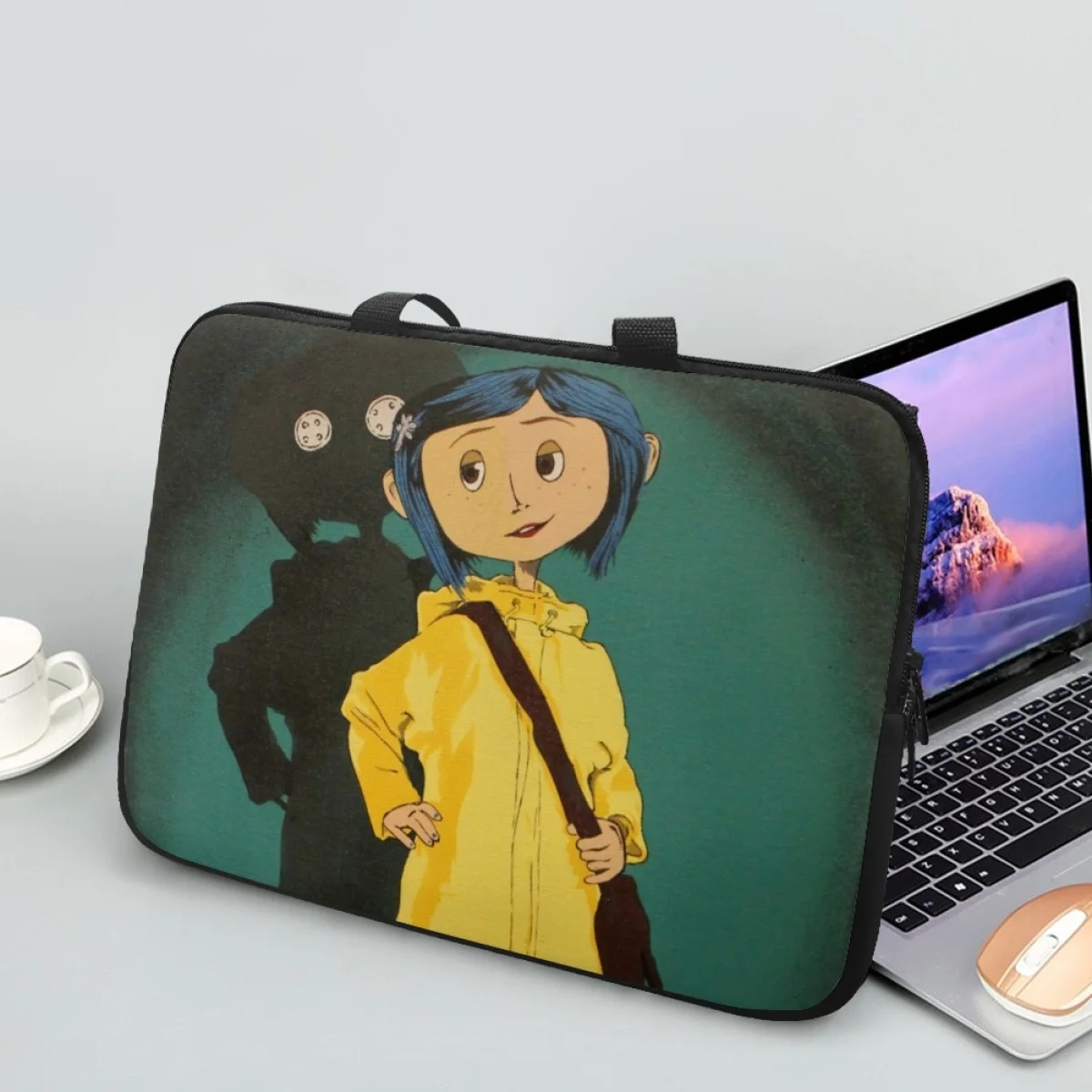 Повседневные женские сумки для ноутбука Coraline для девочек и взрослых, Универсальная Портативная сумка для планшета для 10, 12, 13, 15, 17 дюймов, компьютера, в подарок
Повседневные женские сумки для ноутбука Coraline для девочек и взрослых, Универсальная Портативная сумка для планшета для 10, 12, 13, 15, 17 дюймов, компьютера, в подарок