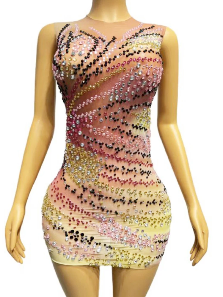 Женское платье без рукавов, разных цветов
Женское платье без рукавов, разных цветов