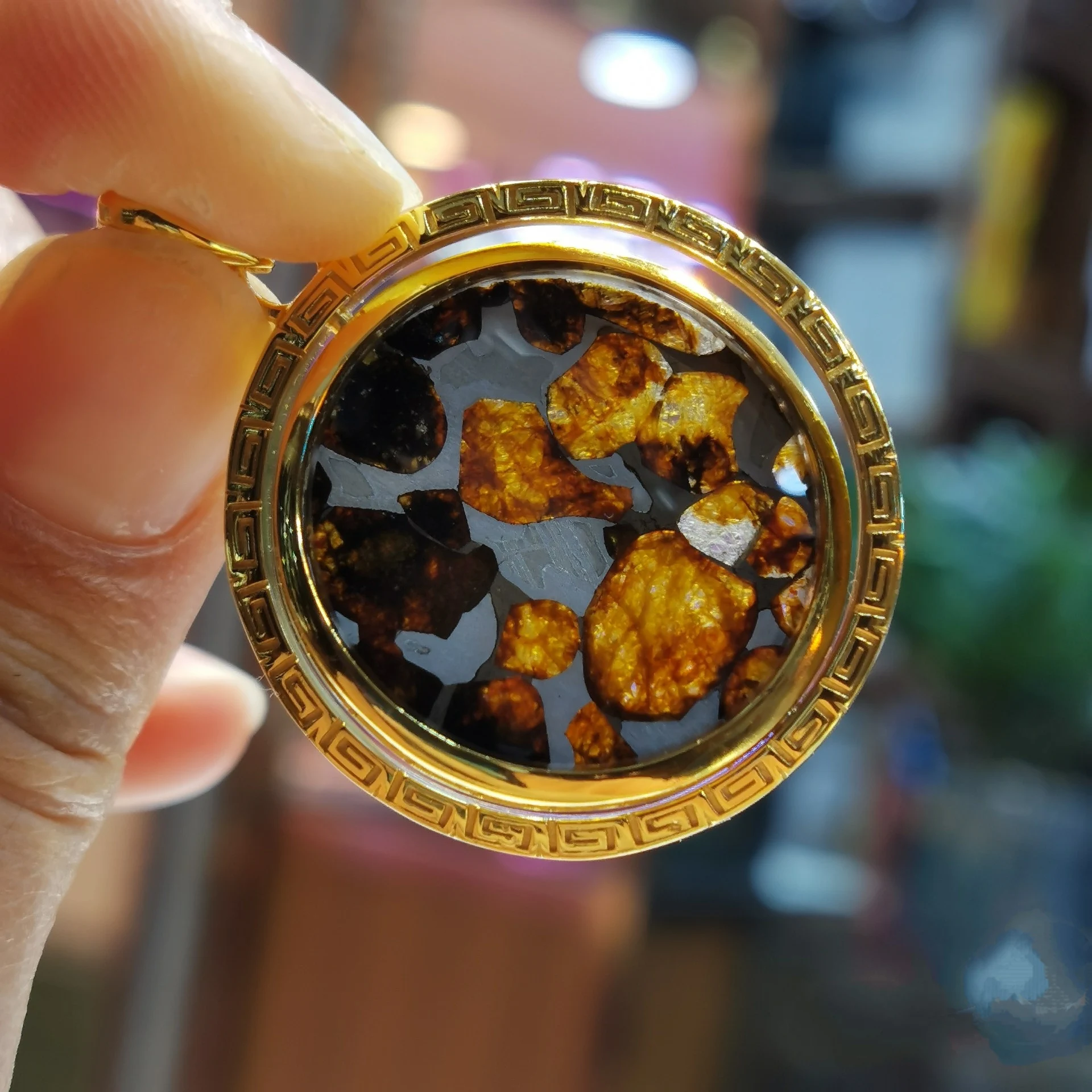 1Pcs Natural Boutique Kenya Olive Meteorite Pendant Meteorites Rotate Found in Sericho Kenya Falling Stone Crafts Home Decorate
1Pcs Natural Boutique Kenya Olive Meteorite Pendant Meteorites Rotate Found in Sericho Kenya Falling Stone Crafts Home Decorate