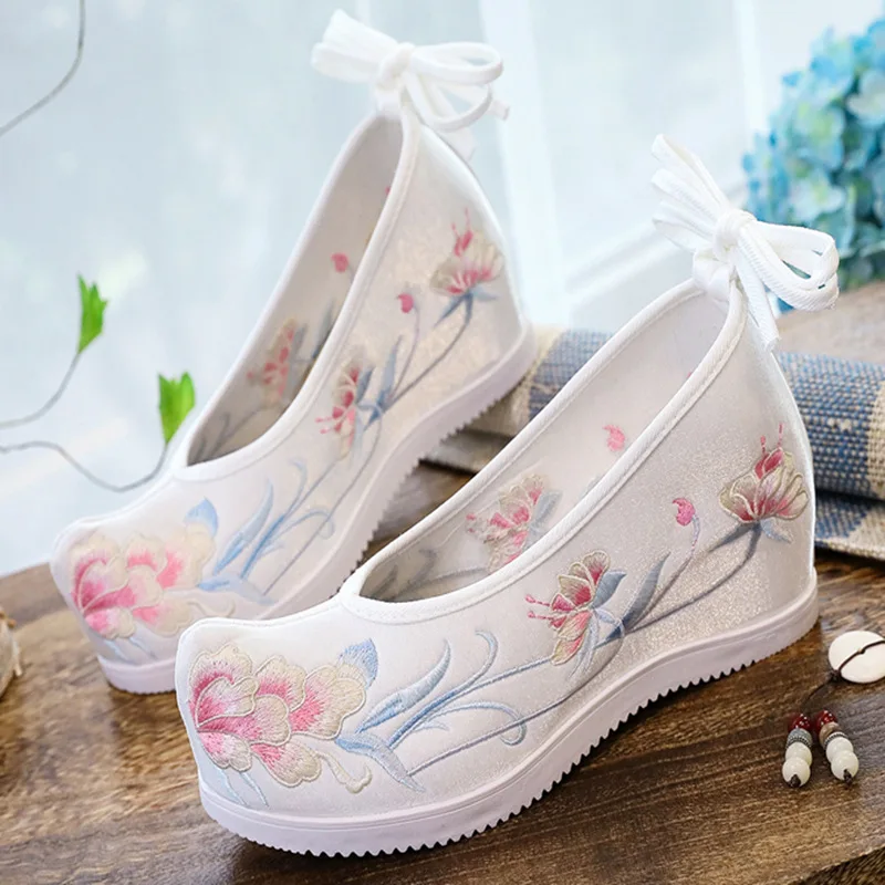 Flower Embroidered Ladies Cotton Cloth Shoes Women Retro Chinese Style Soft Canvas Walking Wedged Sneakers Platform Sneakers
Flower Embroidered Ladies Cotton Cloth Shoes Women Retro Chinese Style Soft Canvas Walking Wedged Sneakers Platform Sneakers