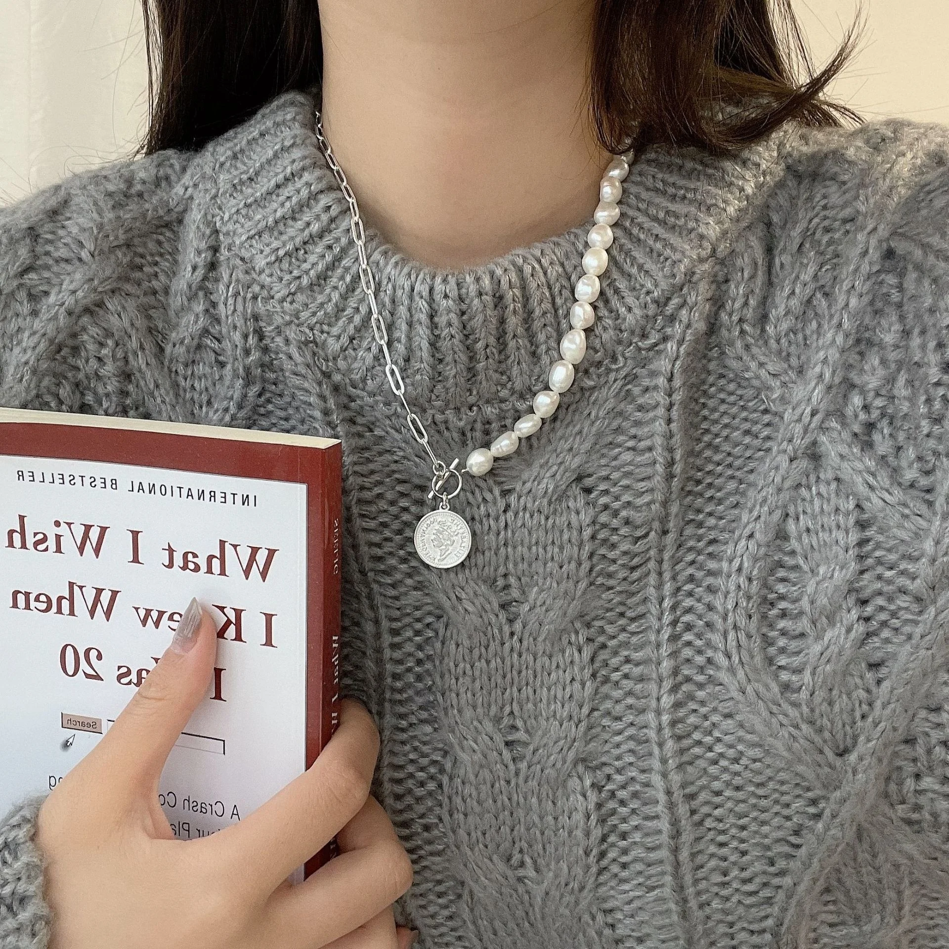 Baroque pearl coin necklace OT buckle circular pendant collarbone chain niche cool style sweater N601
Baroque pearl coin necklace OT buckle circular pendant collarbone chain niche cool style sweater N601