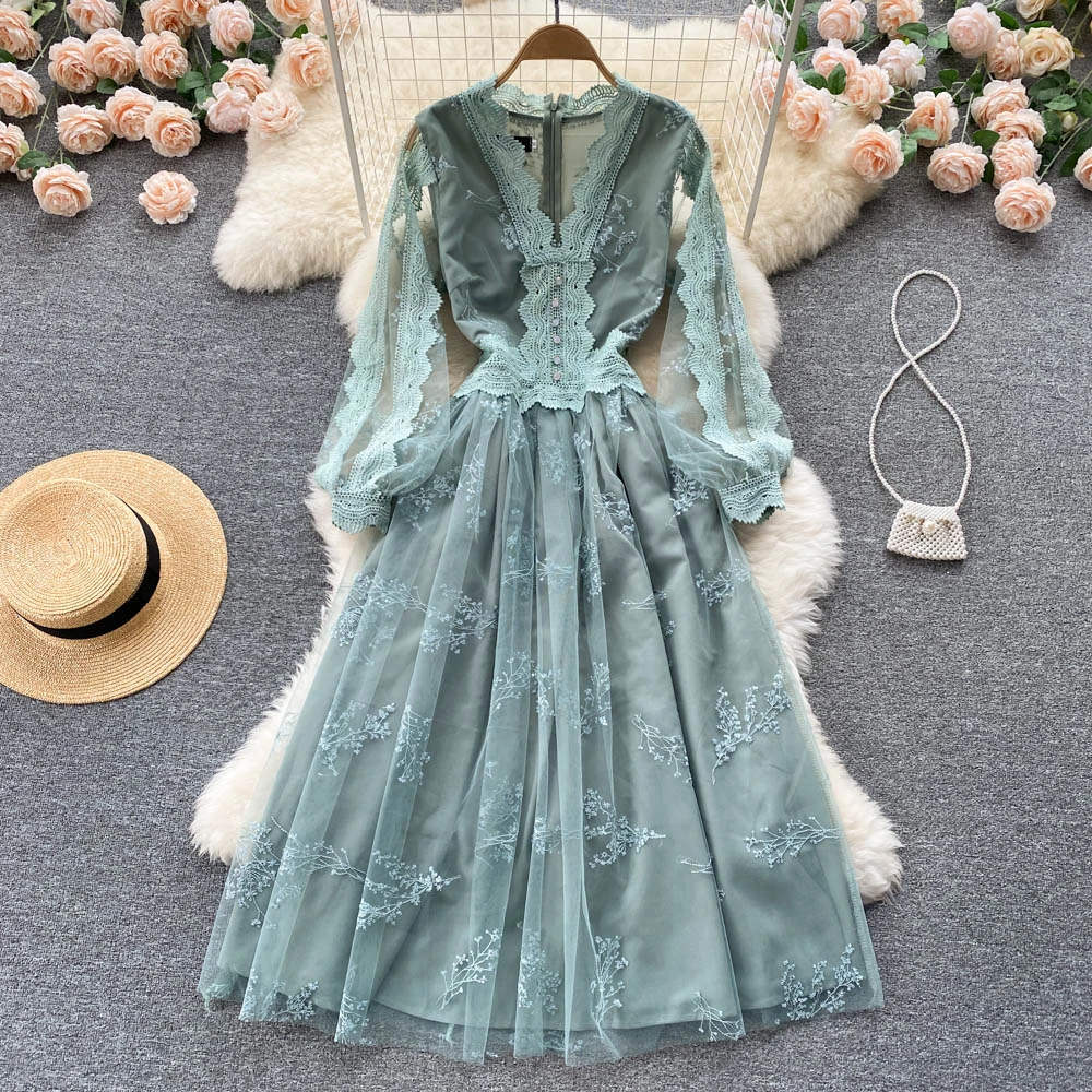 Clothland Fashion V Neck Lace Mesh Dress Embroidery Long Sleeve Back Zipper Vintage Women Maxi Dresses Vestido QA838
Clothland Fashion V Neck Lace Mesh Dress Embroidery Long Sleeve Back Zipper Vintage Women Maxi Dresses Vestido QA838