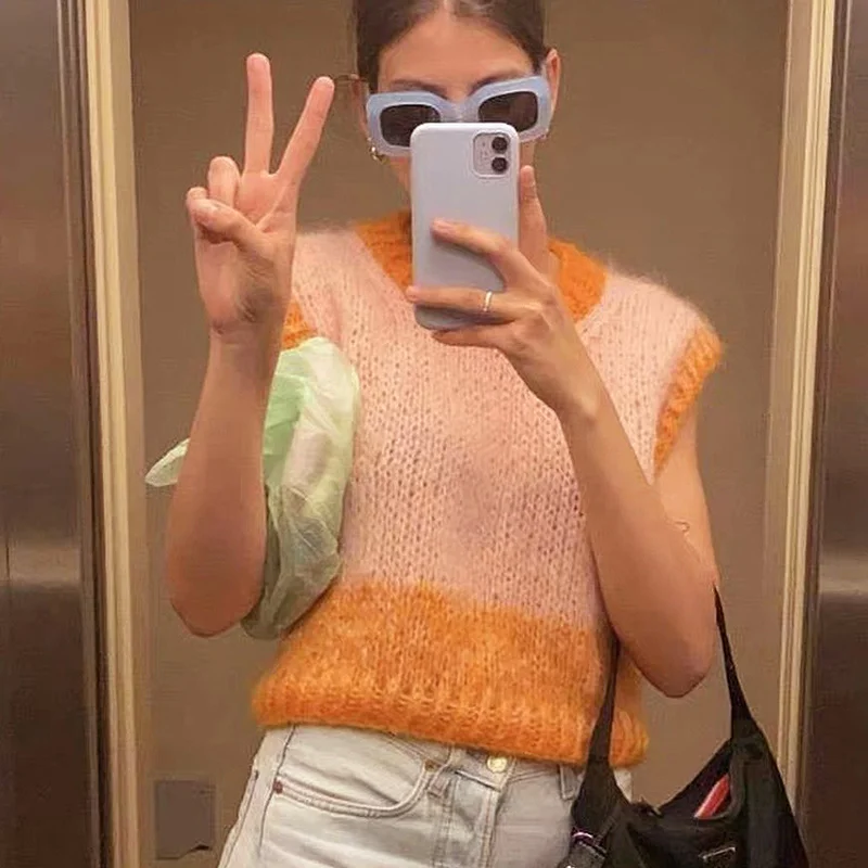 Ladies Fall 2023 New Versatile Sleeveless Vest Hand-knitted Pink Orange Round Neck Loose Stitching Color Matching Sweater Vest
Ladies Fall 2023 New Versatile Sleeveless Vest Hand-knitted Pink Orange Round Neck Loose Stitching Color Matching Sweater Vest