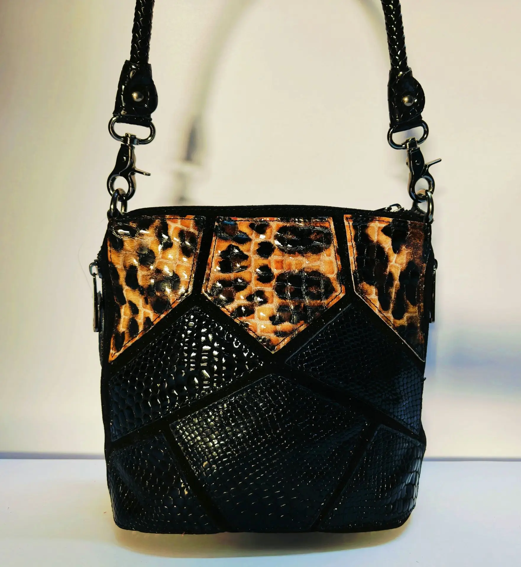 Women Handbag Trend Is about Vintage Features Cowhide Black with Leopard Print Patchwork Crossbody Shoulder Bag New Market Trend
Women Handbag Trend Is about Vintage Features Cowhide Black with Leopard Print Patchwork Crossbody Shoulder Bag New Market Trend