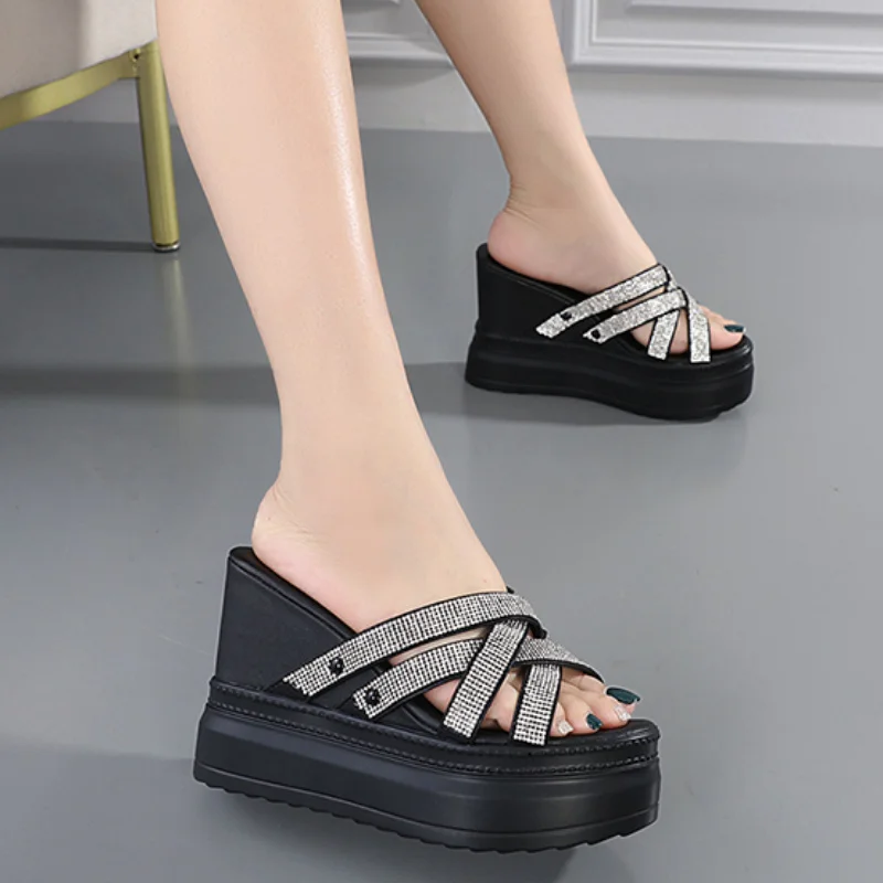 2023 New Women Summer Chunky Slipper High Heel Sandals Flip Flops Thick-Bottom Sexy Slippers Wedges Platform Bling Beach Slides
2023 New Women Summer Chunky Slipper High Heel Sandals Flip Flops Thick-Bottom Sexy Slippers Wedges Platform Bling Beach Slides