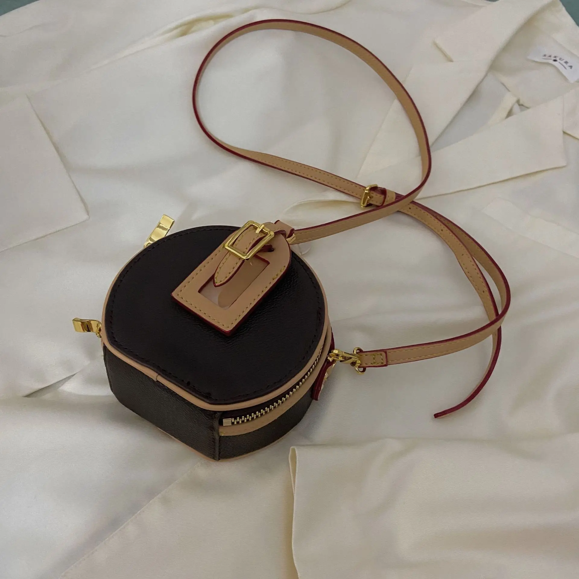 2022 Mini Circular Bag Luxury Design Single Shoulder Bag PU Leather Handbag Elegant Ladies Street Casual Lipttick Makeup Key Bag
2022 Mini Circular Bag Luxury Design Single Shoulder Bag PU Leather Handbag Elegant Ladies Street Casual Lipttick Makeup Key Bag
