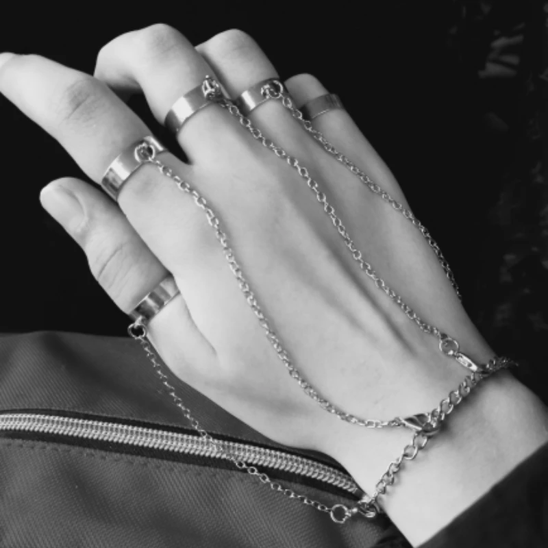 Silver Four Open Finger Rings Punk Cool Hip Hop Rings Multi-layer Adjustable Chain Men Rotate Rings for Women Party Gift
Silver Four Open Finger Rings Punk Cool Hip Hop Rings Multi-layer Adjustable Chain Men Rotate Rings for Women Party Gift