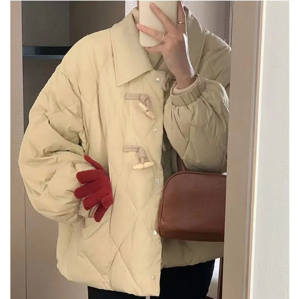 Зимние хлопковые куртки для женщин 2023 корейские модные парки повседневные пальто в клетку с отворотами и стразами с пряжкой из коровьего рога 
Зимние хлопковые куртки для женщин 2023 корейские модные парки повседневные пальто в клетку с отворотами и стразами с пряжкой из коровьего рога