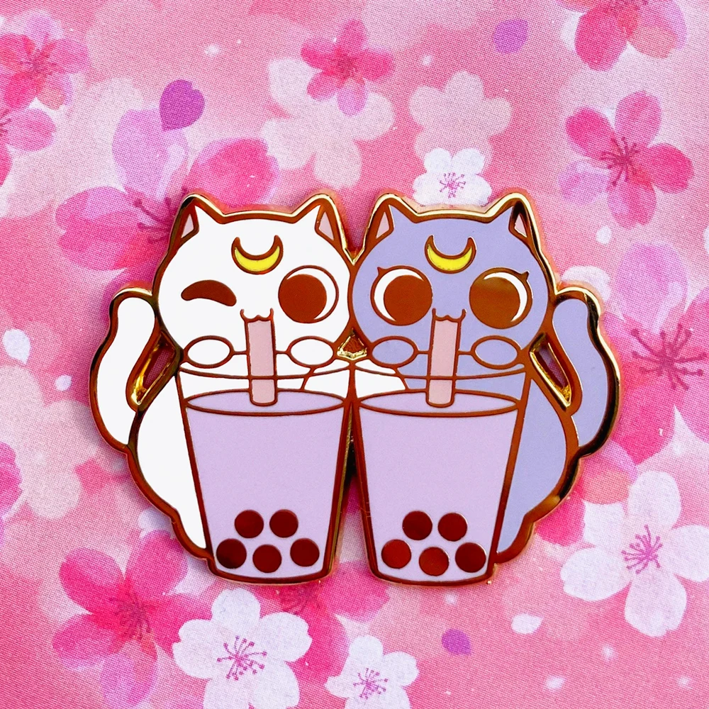 

Kawaii Cat Drink Bubble Tea Hard Enamel Pin Sailor Moons Luna and Artemis Brooch Cartoons Animal White Kitty Badge Jewelry Gift